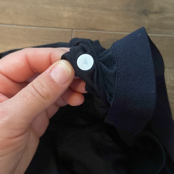 Lululemon sz 4 black tank - Picture 4 of 5